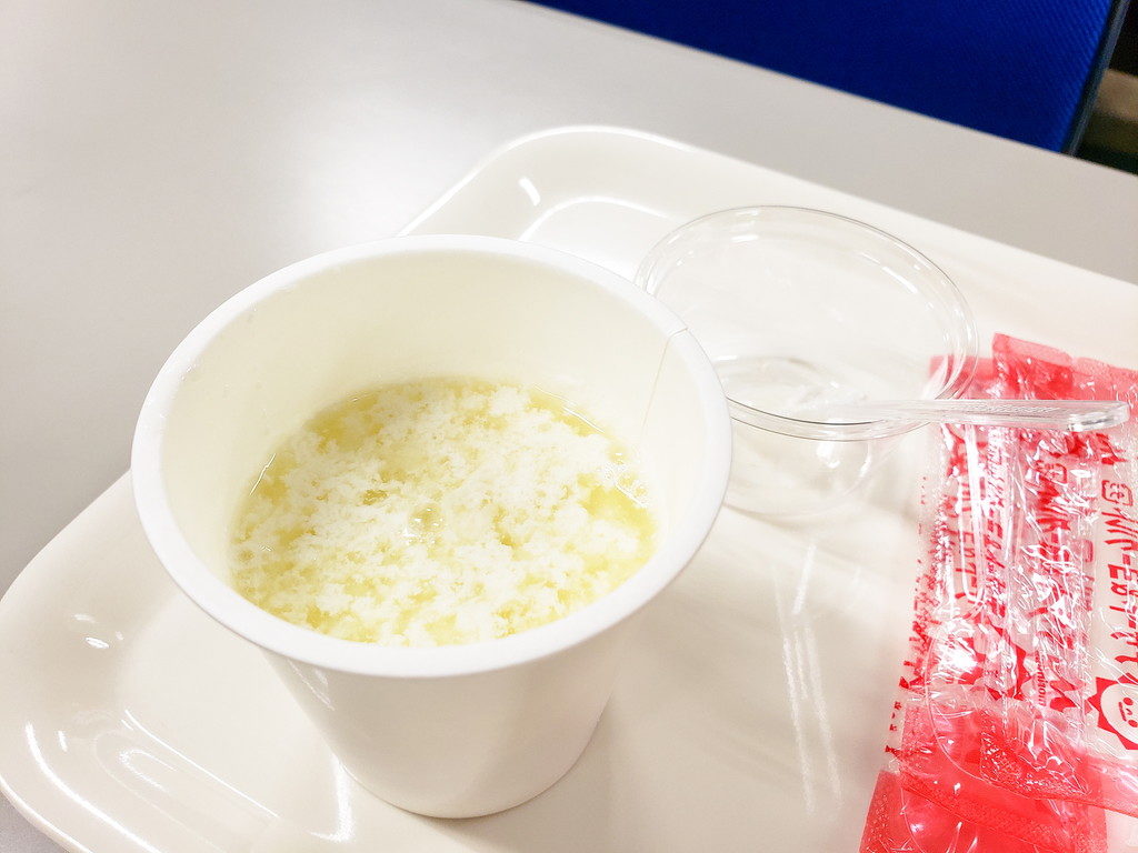 温かい牛乳とお酢を混ぜる