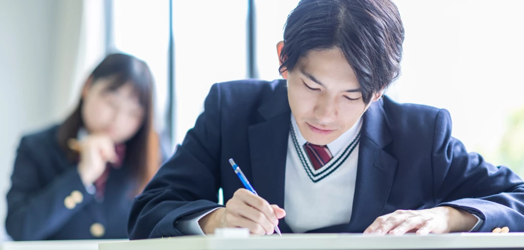 試験を受ける男子学生