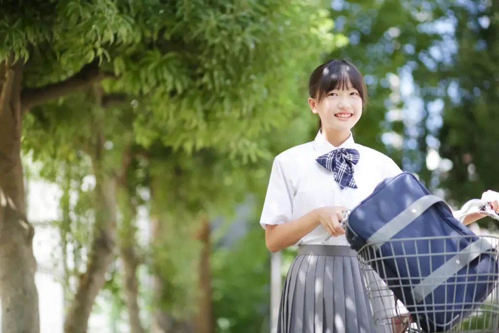 自転車通学する女の子