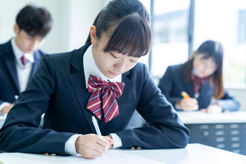 試験をうける女の子