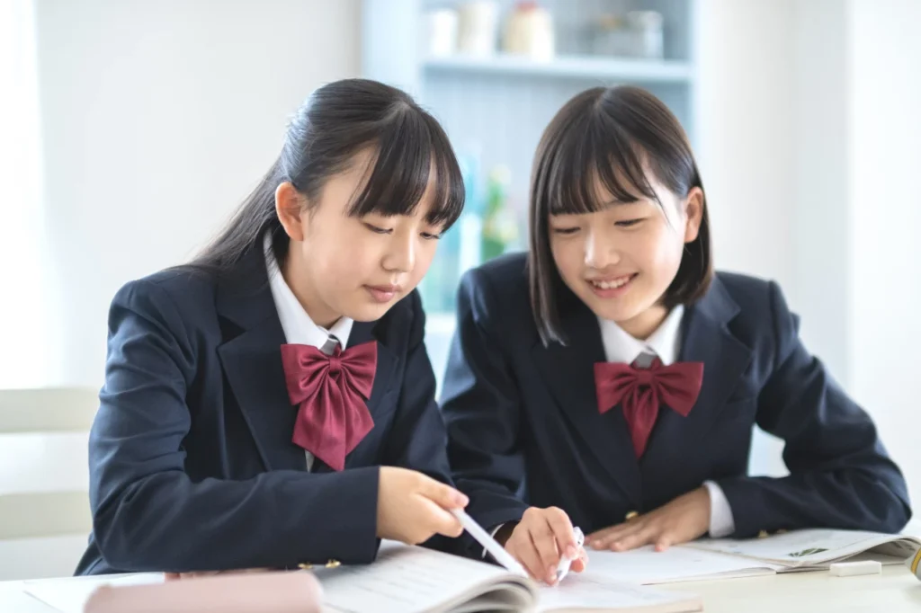 勉強を教えあう中学生