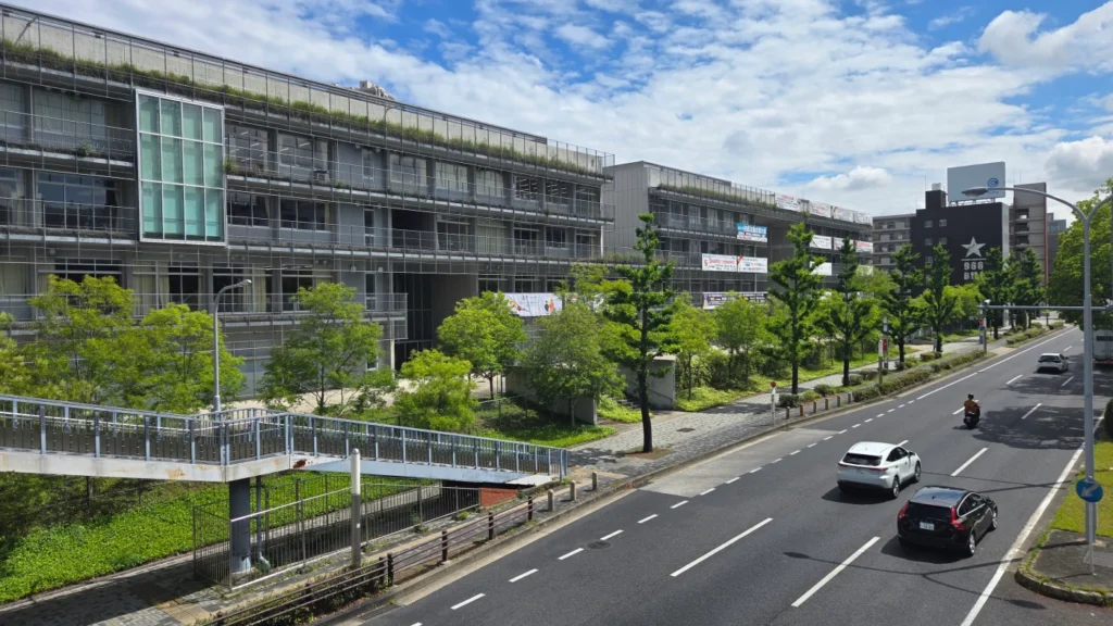 校舎全景。都市型キャンパスらしいスケールの大きさが印象的でした。