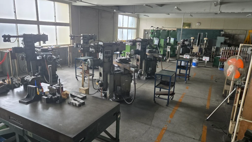 小牧工科高校機械科のフライス盤実習室