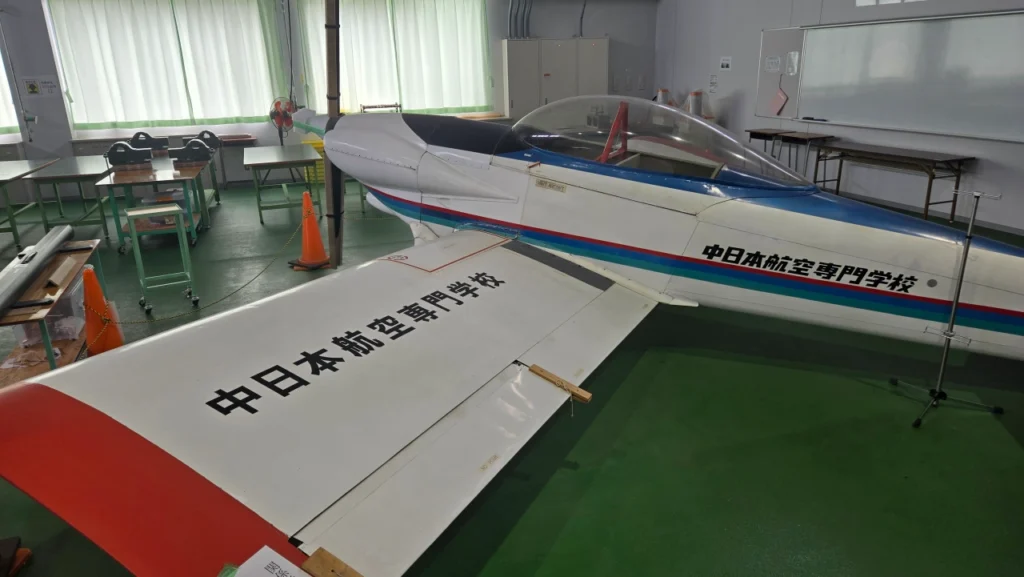 小牧工科高校の航空実習棟に展示されている中日本航空専門学校の実機

タイトル